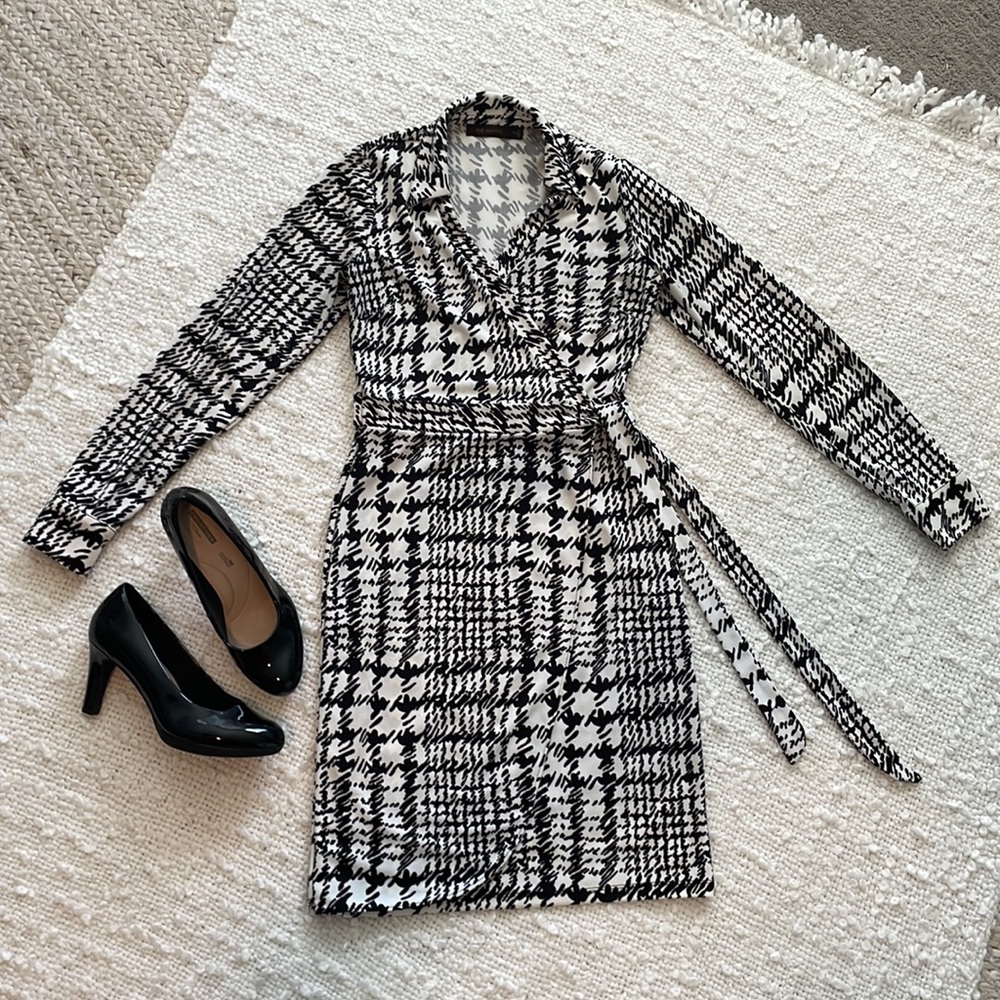 Black and white long sleeve wrap dress. The Limited size XS.